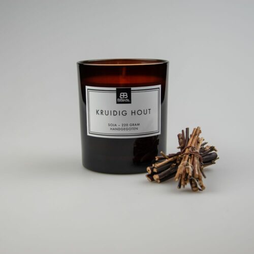 Geurkaars van Bbirds met de geur 'eucalyptus, kruidnagel, bloemen, magnolia, nootmuskaat, cederhout, musk en mossen'.